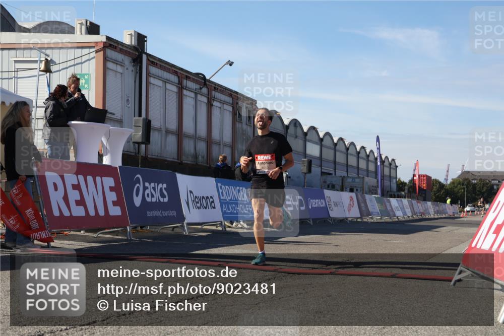 03.10.2025 - Köhlbrandbrückenlauf Luisa Fischer http://msf.ph/oto/9023481 03.10.2025 12:45:49 Ziel 4010 meine-sportfotos.de