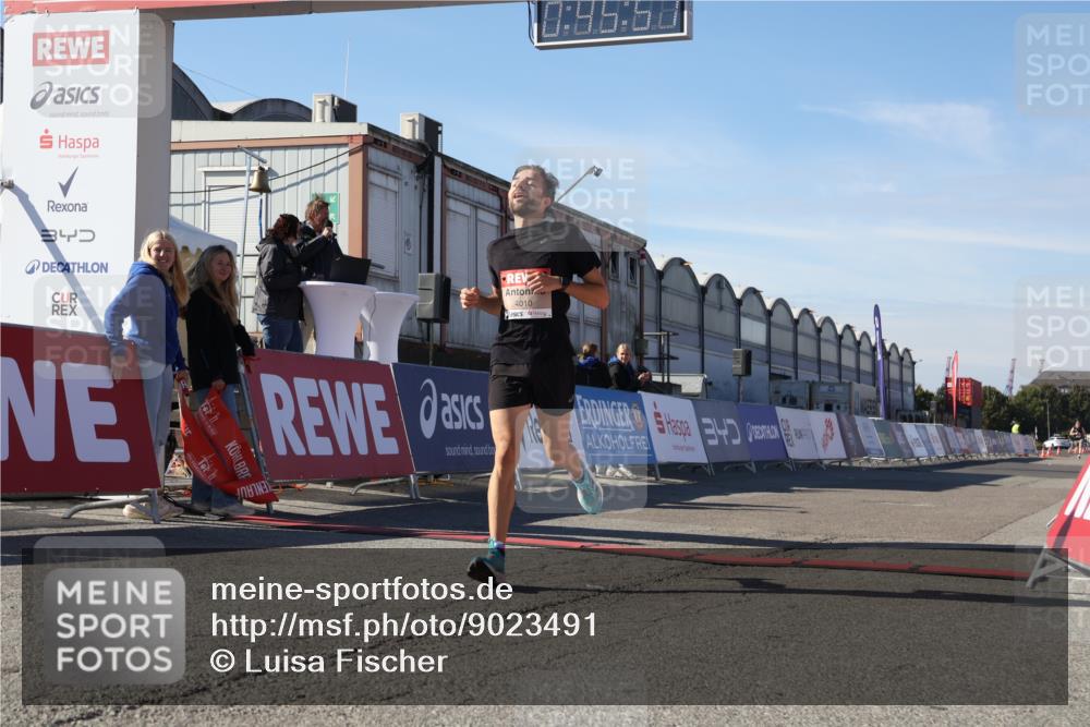03.10.2025 - Köhlbrandbrückenlauf Luisa Fischer http://msf.ph/oto/9023491 03.10.2025 12:45:50 Ziel 4010 meine-sportfotos.de