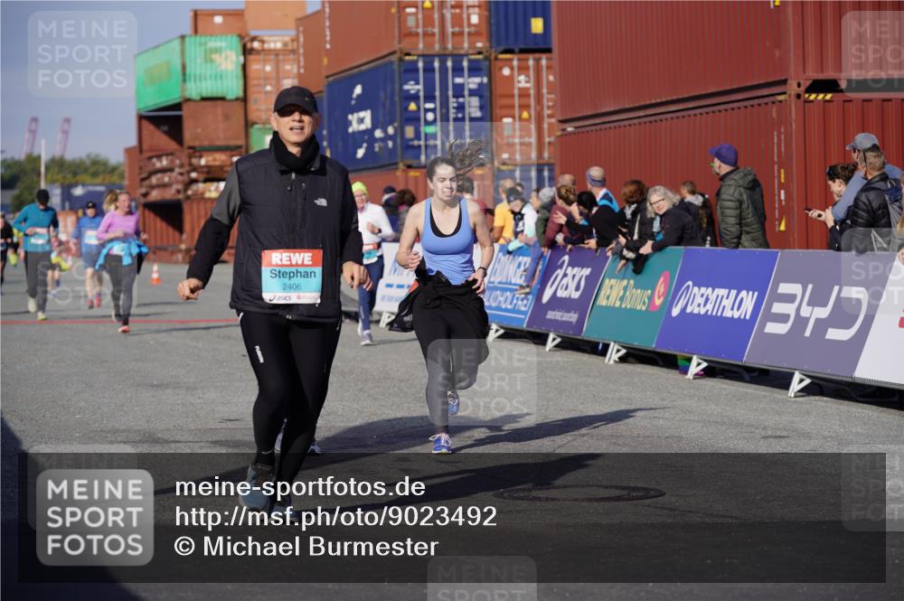 03.10.2025 - Köhlbrandbrückenlauf Michael Burmester http://msf.ph/oto/9023492 03.10.2025 10:25:51 Ziel 1847, 1924, 1940, 2000, 2382, 2383, 2406, 2532 meine-sportfotos.de
