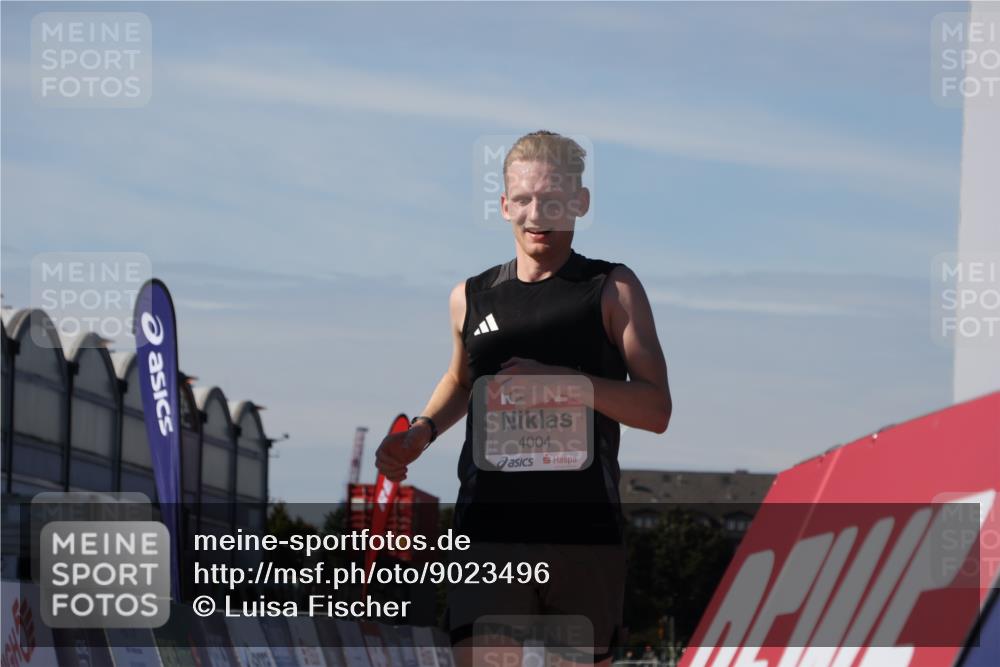 03.10.2025 - Köhlbrandbrückenlauf Luisa Fischer http://msf.ph/oto/9023496 03.10.2025 12:46:05 Ziel 4004 meine-sportfotos.de