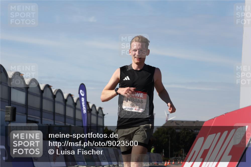 03.10.2025 - Köhlbrandbrückenlauf Luisa Fischer http://msf.ph/oto/9023500 03.10.2025 12:46:05 Ziel 4004 meine-sportfotos.de