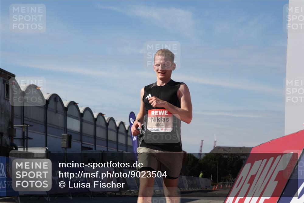 03.10.2025 - Köhlbrandbrückenlauf Luisa Fischer http://msf.ph/oto/9023504 03.10.2025 12:46:05 Ziel 4004 meine-sportfotos.de