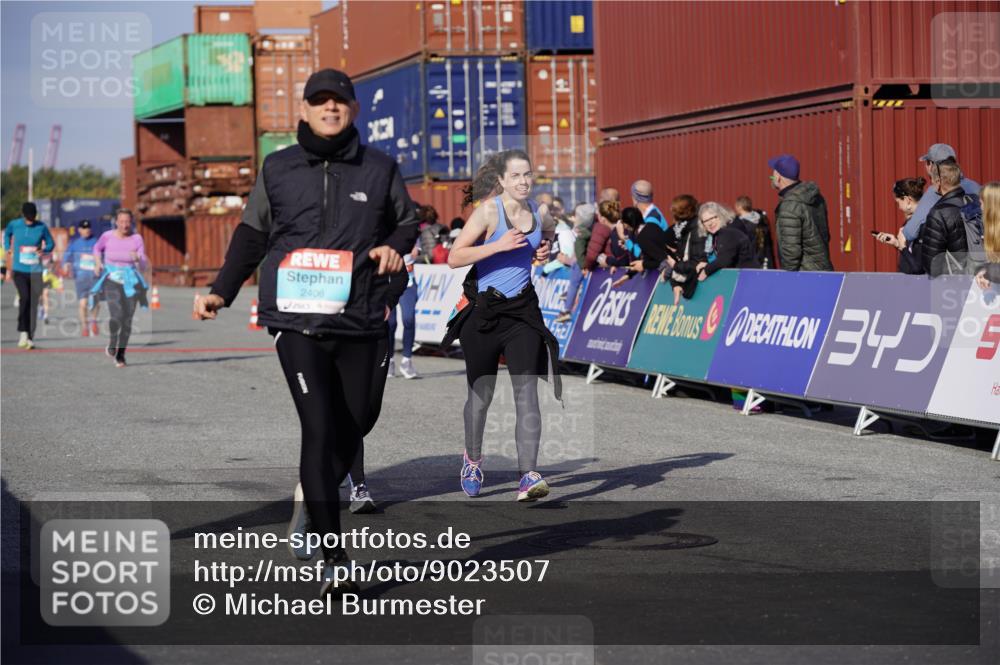 03.10.2025 - Köhlbrandbrückenlauf Michael Burmester http://msf.ph/oto/9023507 03.10.2025 10:25:51 Ziel 1847, 1924, 1940, 2000, 2382, 2383, 2406, 2532 meine-sportfotos.de
