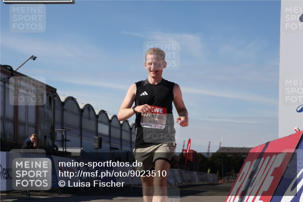 03.10.2025 - Köhlbrandbrückenlauf Luisa Fischer http://msf.ph/oto/9023510 03.10.2025 12:46:06 Ziel 4004 meine-sportfotos.de
