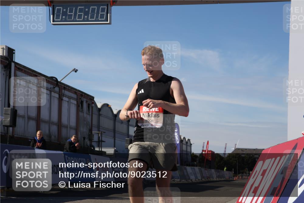 03.10.2025 - Köhlbrandbrückenlauf Luisa Fischer http://msf.ph/oto/9023512 03.10.2025 12:46:06 Ziel 4004 meine-sportfotos.de