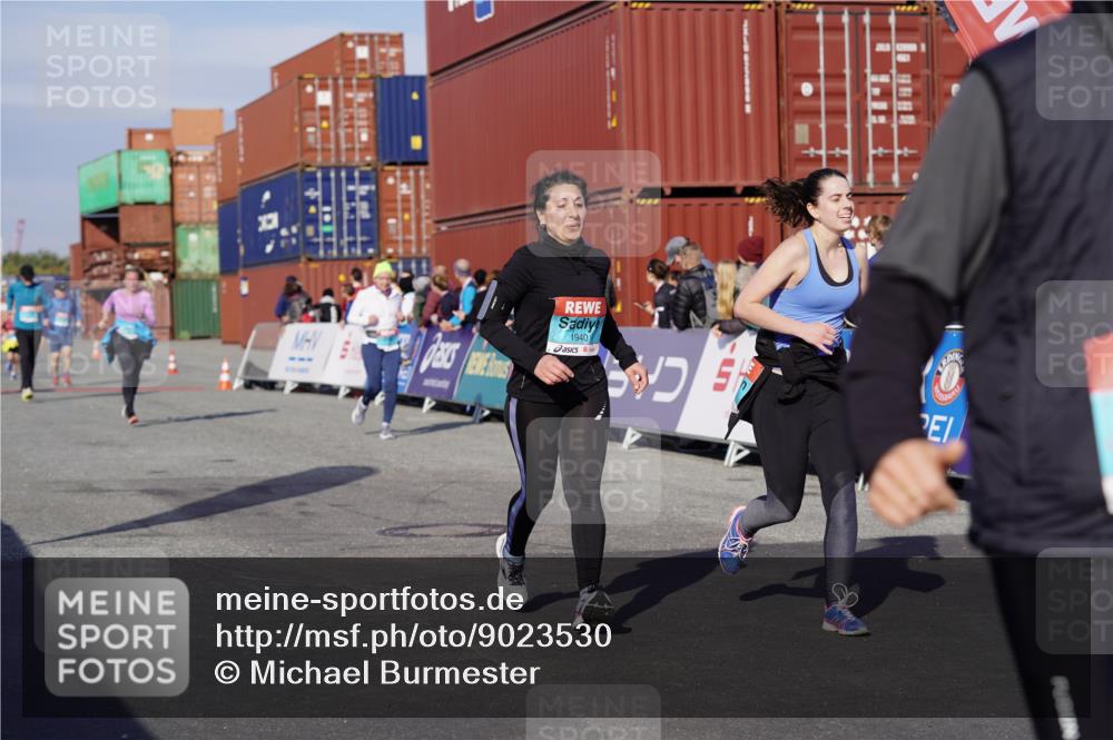 03.10.2025 - Köhlbrandbrückenlauf Michael Burmester http://msf.ph/oto/9023530 03.10.2025 10:25:54 Ziel 1847, 1924, 1940, 2111, 2406, 2532, 3151 meine-sportfotos.de