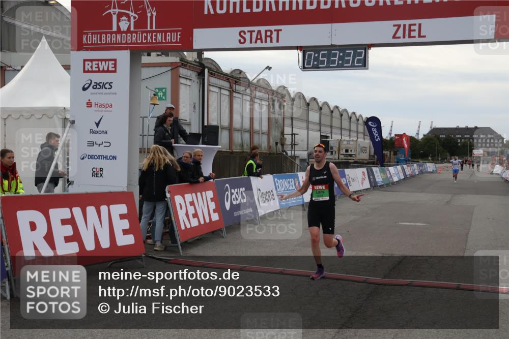 03.10.2025 - Köhlbrandbrückenlauf Julia Fischer http://msf.ph/oto/9023533 03.10.2025 15:53:32 Ziel 7143, 9058 meine-sportfotos.de