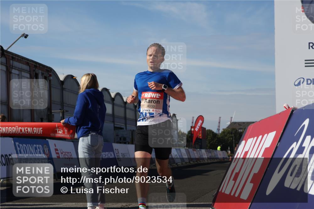 03.10.2025 - Köhlbrandbrückenlauf Luisa Fischer http://msf.ph/oto/9023534 03.10.2025 12:46:36 Ziel 4033 meine-sportfotos.de