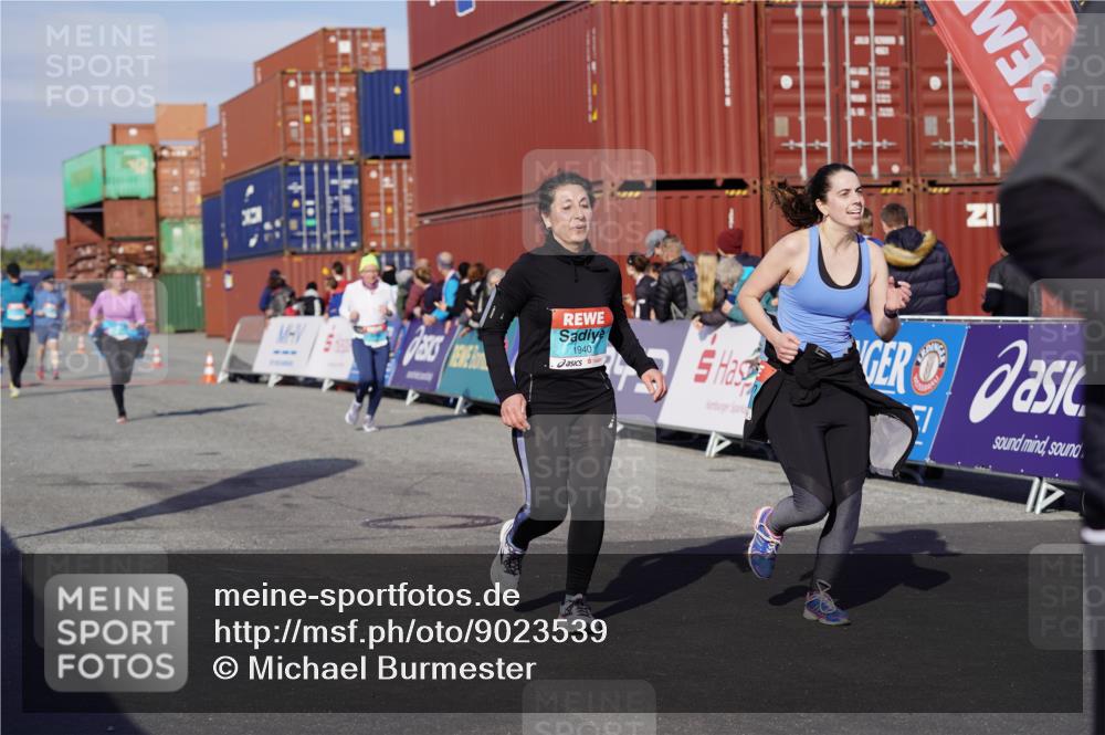 03.10.2025 - Köhlbrandbrückenlauf Michael Burmester http://msf.ph/oto/9023539 03.10.2025 10:25:54 Ziel 1847, 1924, 1940, 2111, 2406, 2532, 3151 meine-sportfotos.de