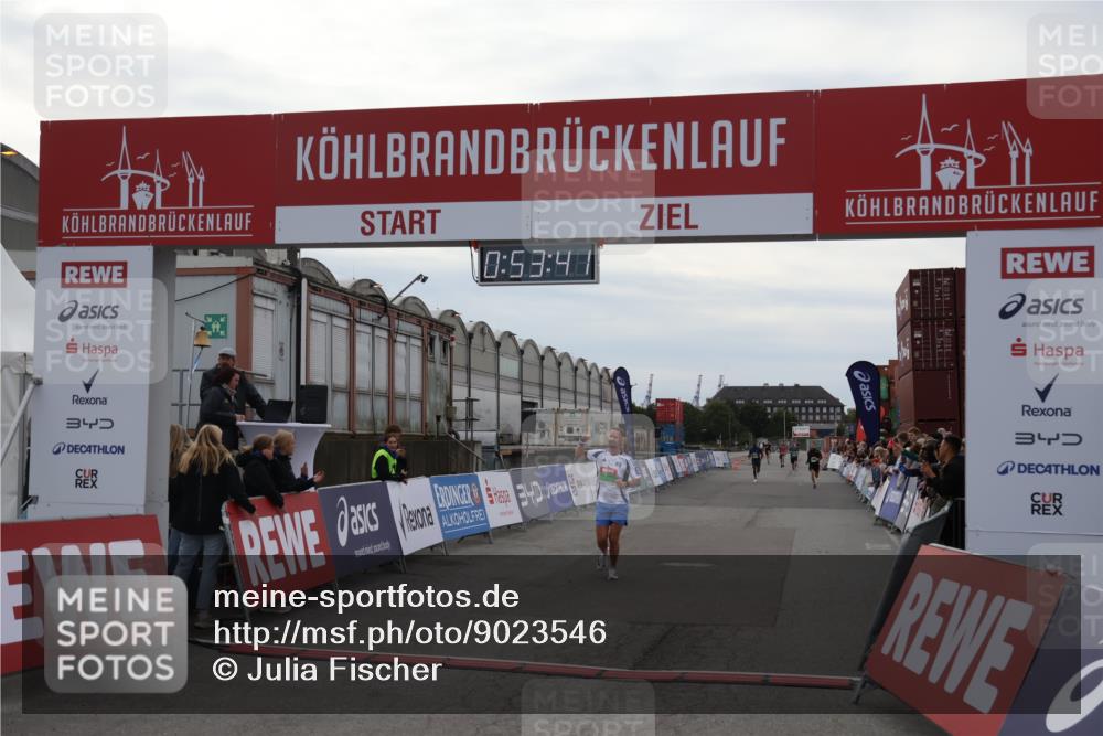 03.10.2025 - Köhlbrandbrückenlauf Julia Fischer http://msf.ph/oto/9023546 03.10.2025 15:53:41 Ziel 7047, 9058 meine-sportfotos.de
