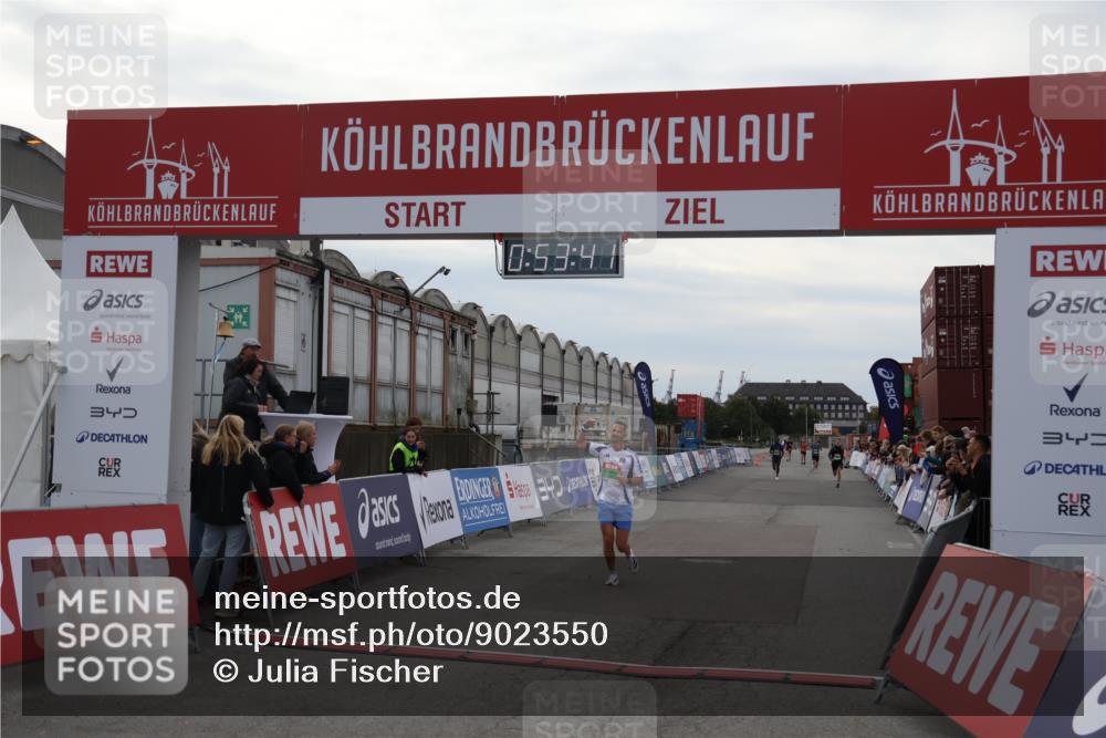 03.10.2025 - Köhlbrandbrückenlauf Julia Fischer http://msf.ph/oto/9023550 03.10.2025 15:53:42 Ziel 7047, 9058 meine-sportfotos.de