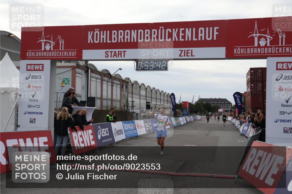 03.10.2025 - Köhlbrandbrückenlauf Julia Fischer http://msf.ph/oto/9023553 03.10.2025 15:53:42 Ziel 7047, 9058 meine-sportfotos.de