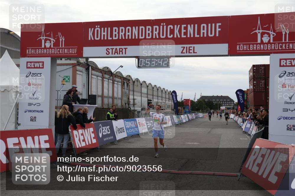03.10.2025 - Köhlbrandbrückenlauf Julia Fischer http://msf.ph/oto/9023556 03.10.2025 15:53:42 Ziel 7047, 9058 meine-sportfotos.de