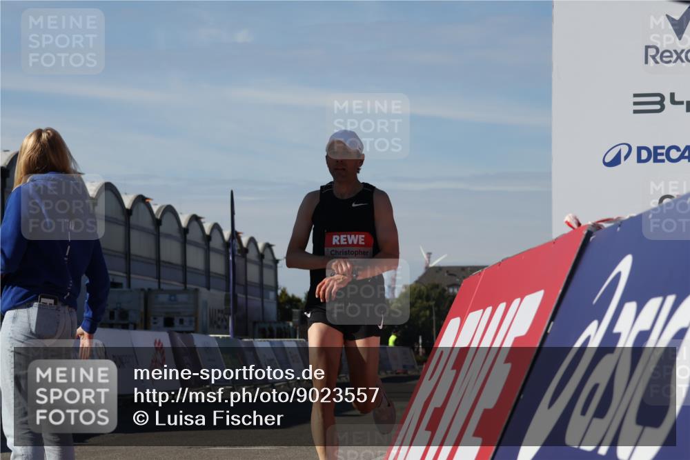 03.10.2025 - Köhlbrandbrückenlauf Luisa Fischer http://msf.ph/oto/9023557 03.10.2025 12:46:42 Ziel 4027, 4033 meine-sportfotos.de