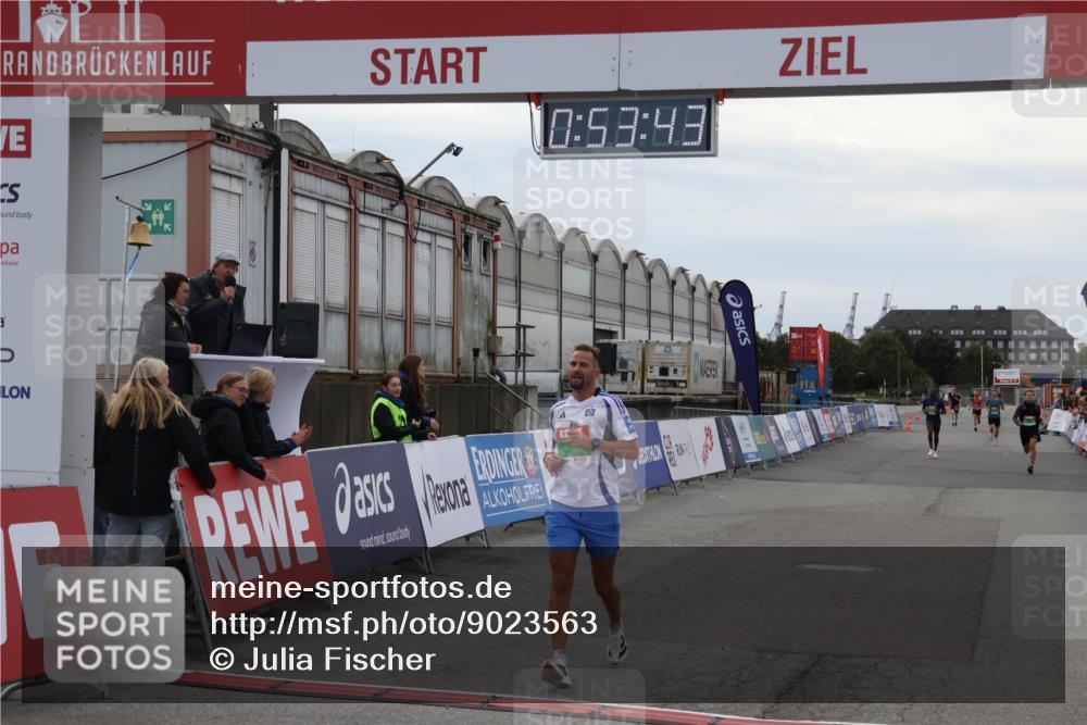 03.10.2025 - Köhlbrandbrückenlauf Julia Fischer http://msf.ph/oto/9023563 03.10.2025 15:53:43 Ziel 7047, 9322 meine-sportfotos.de