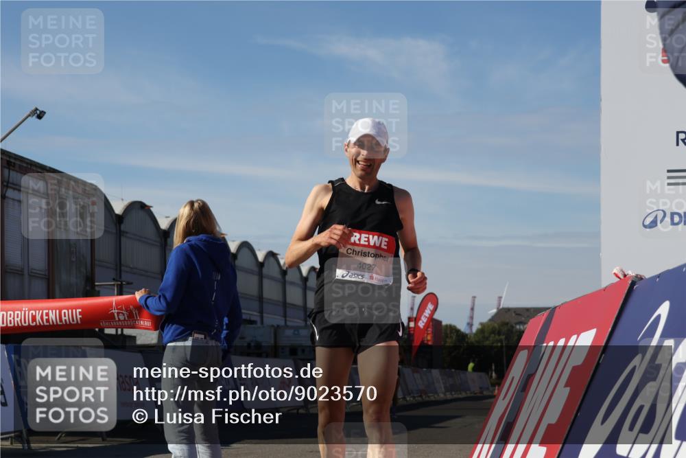 03.10.2025 - Köhlbrandbrückenlauf Luisa Fischer http://msf.ph/oto/9023570 03.10.2025 12:46:43 Ziel 4027, 4033, 6740 meine-sportfotos.de