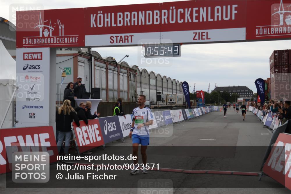 03.10.2025 - Köhlbrandbrückenlauf Julia Fischer http://msf.ph/oto/9023571 03.10.2025 15:53:44 Ziel 7047, 9322 meine-sportfotos.de