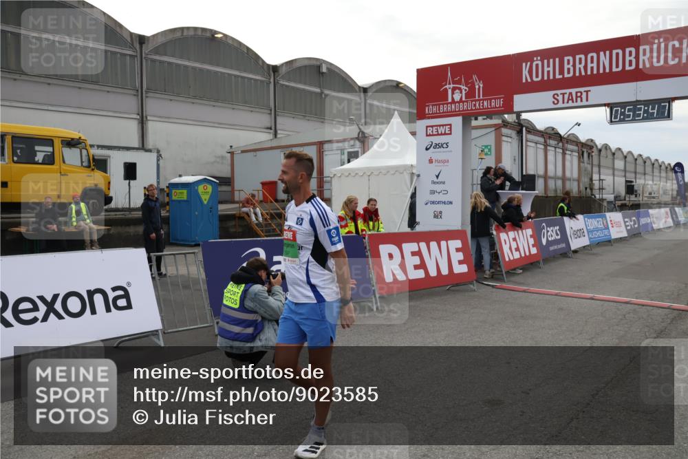 03.10.2025 - Köhlbrandbrückenlauf Julia Fischer http://msf.ph/oto/9023585 03.10.2025 15:53:48 Ziel 7047, 9322, 9718 meine-sportfotos.de