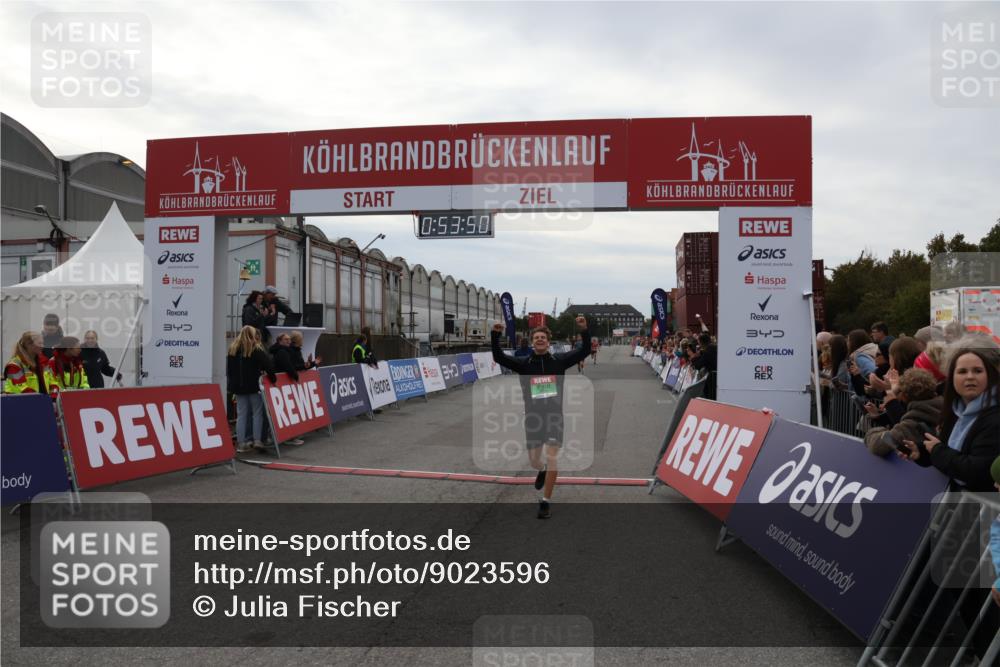 03.10.2025 - Köhlbrandbrückenlauf Julia Fischer http://msf.ph/oto/9023596 03.10.2025 15:53:50 Ziel 7047, 7181, 9322, 9718 meine-sportfotos.de