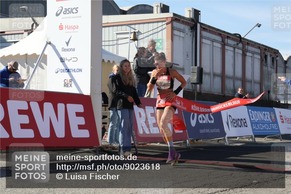 03.10.2025 - Köhlbrandbrückenlauf Luisa Fischer http://msf.ph/oto/9023618 03.10.2025 12:46:48 Ziel 4027, 6483, 6516, 6740 meine-sportfotos.de