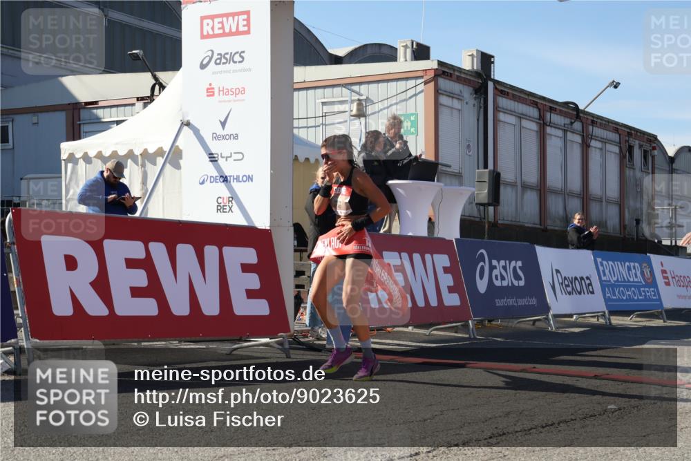 03.10.2025 - Köhlbrandbrückenlauf Luisa Fischer http://msf.ph/oto/9023625 03.10.2025 12:46:49 Ziel 4027, 6483, 6516, 6740 meine-sportfotos.de