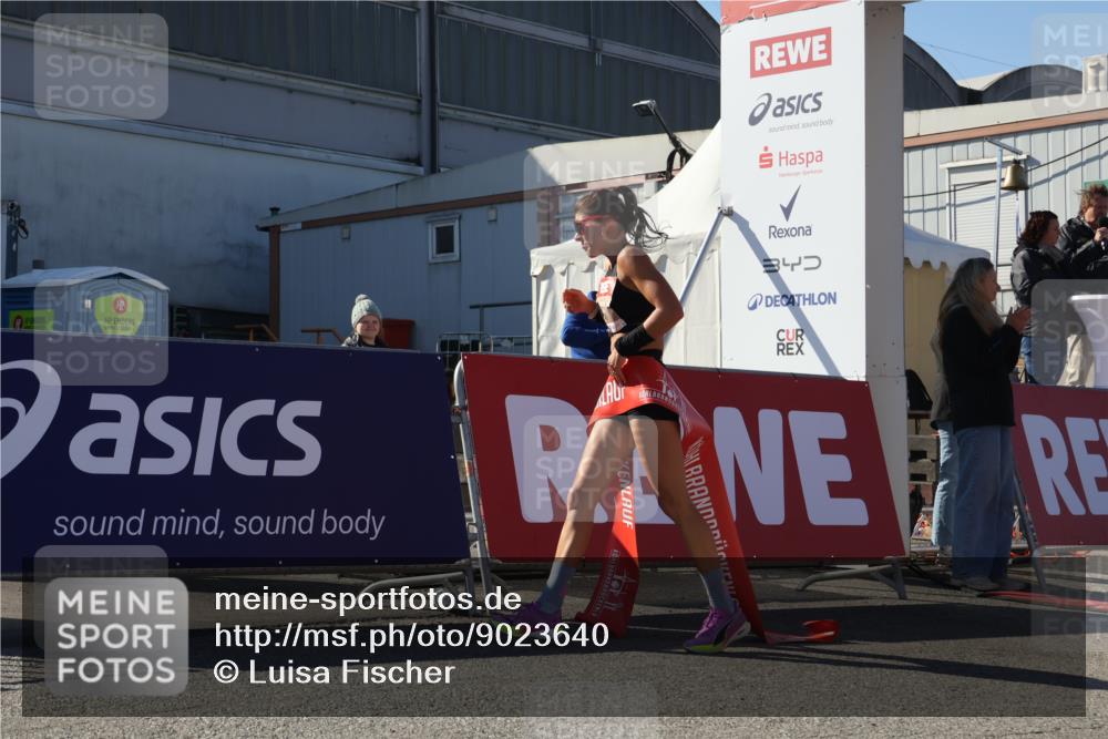 03.10.2025 - Köhlbrandbrückenlauf Luisa Fischer http://msf.ph/oto/9023640 03.10.2025 12:46:50 Ziel 4027, 6483, 6516, 6740 meine-sportfotos.de