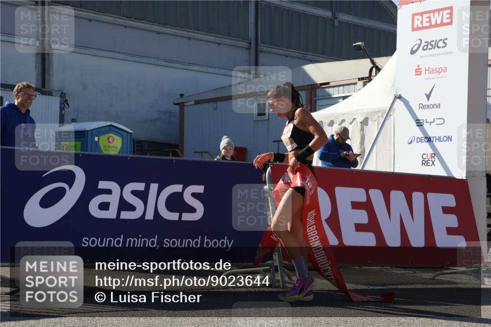03.10.2025 - Köhlbrandbrückenlauf Luisa Fischer http://msf.ph/oto/9023644 03.10.2025 12:46:50 Ziel 4027, 6483, 6516, 6740 meine-sportfotos.de