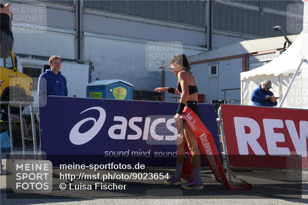 03.10.2025 - Köhlbrandbrückenlauf Luisa Fischer http://msf.ph/oto/9023654 03.10.2025 12:46:51 Ziel 4027, 6483, 6516, 6740 meine-sportfotos.de