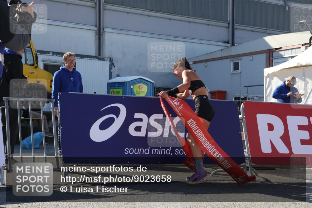 03.10.2025 - Köhlbrandbrückenlauf Luisa Fischer http://msf.ph/oto/9023658 03.10.2025 12:46:51 Ziel 4027, 6483, 6516, 6740 meine-sportfotos.de