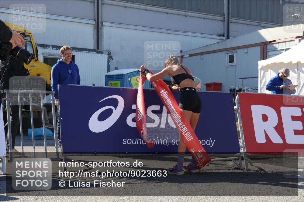 03.10.2025 - Köhlbrandbrückenlauf Luisa Fischer http://msf.ph/oto/9023663 03.10.2025 12:46:51 Ziel 4027, 6483, 6516, 6740 meine-sportfotos.de