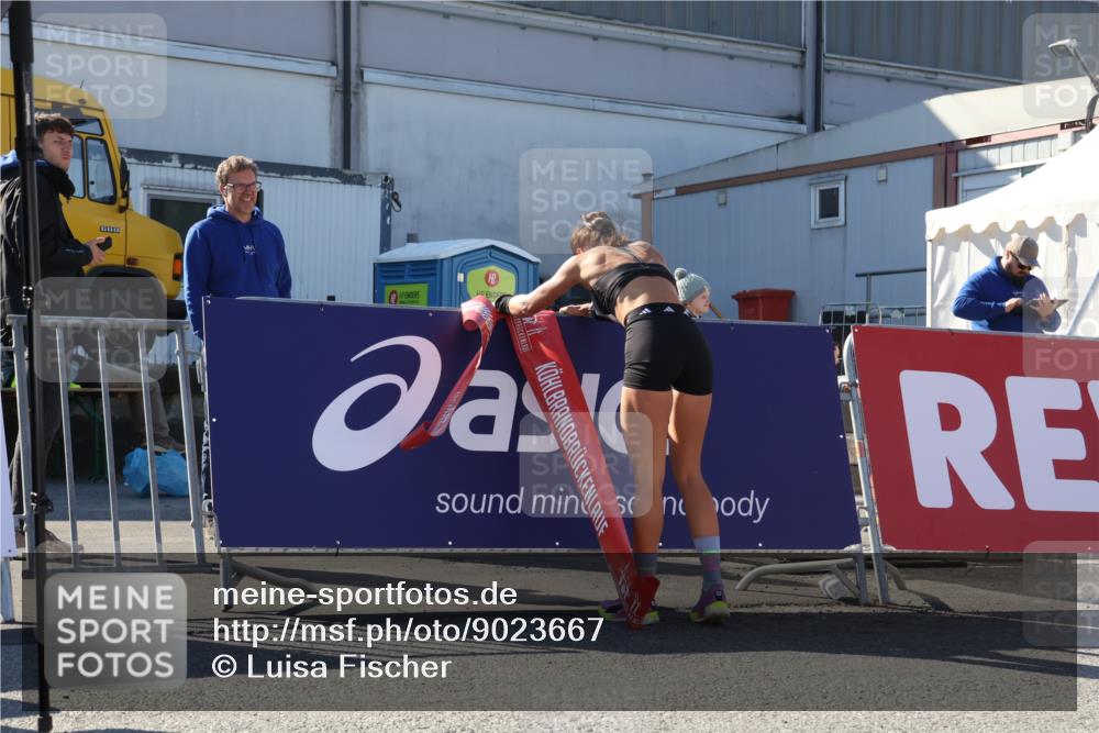03.10.2025 - Köhlbrandbrückenlauf Luisa Fischer http://msf.ph/oto/9023667 03.10.2025 12:46:52 Ziel 4027, 6483, 6516, 6740 meine-sportfotos.de