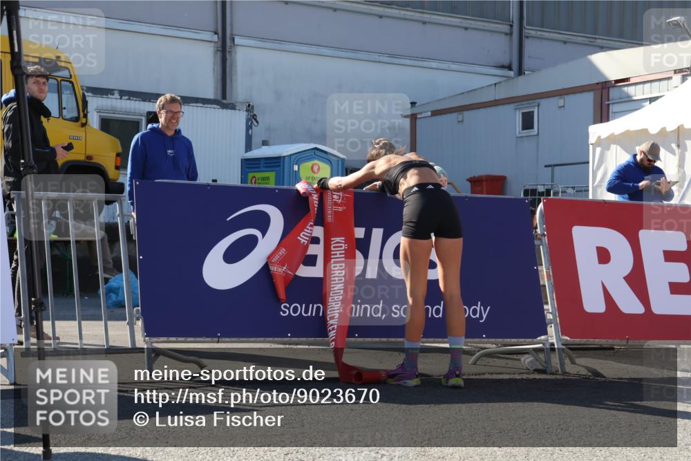 03.10.2025 - Köhlbrandbrückenlauf Luisa Fischer http://msf.ph/oto/9023670 03.10.2025 12:46:52 Ziel 4027, 6483, 6516, 6740 meine-sportfotos.de
