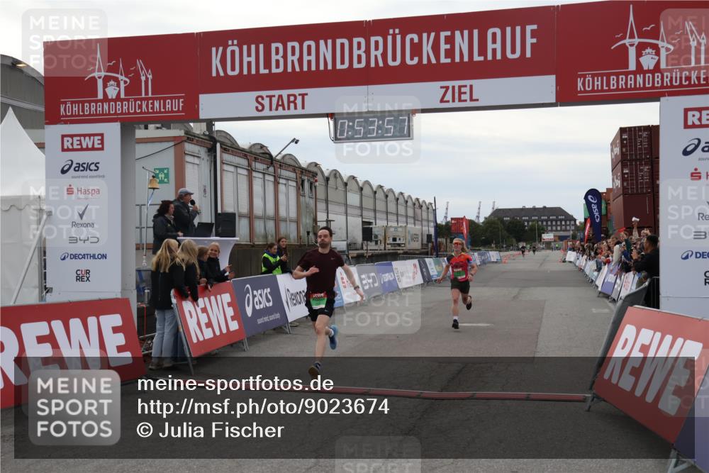 03.10.2025 - Köhlbrandbrückenlauf Julia Fischer http://msf.ph/oto/9023674 03.10.2025 15:53:57 Ziel 7074, 7181, 9268, 9322, 9718 meine-sportfotos.de