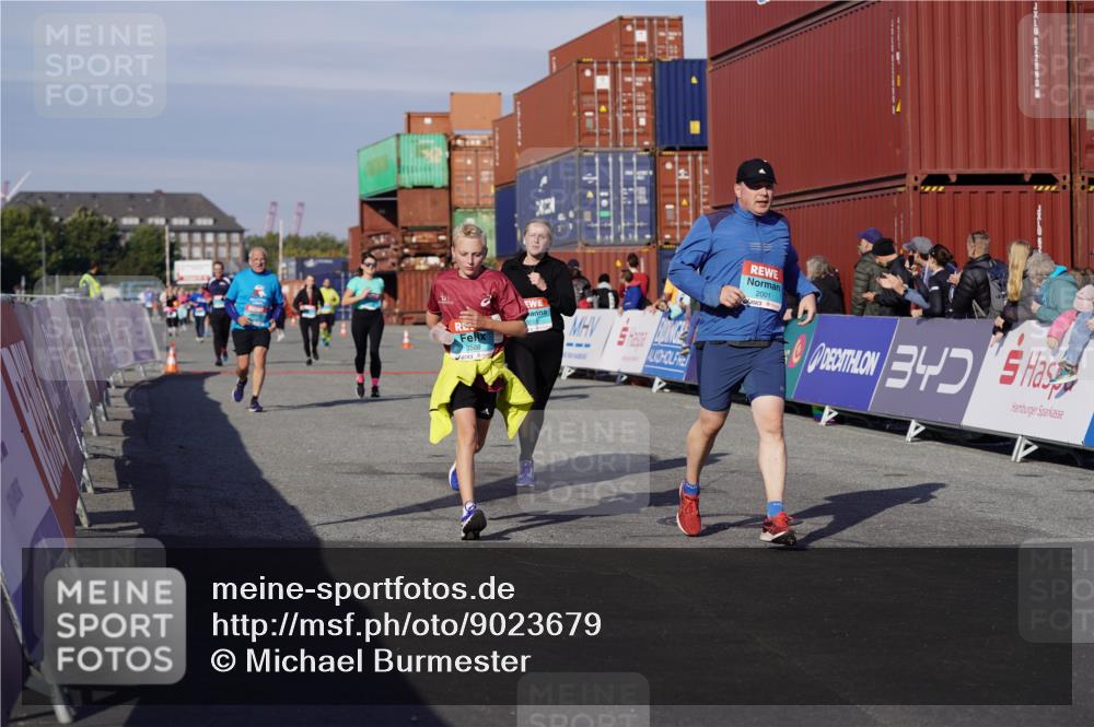 03.10.2025 - Köhlbrandbrückenlauf Michael Burmester http://msf.ph/oto/9023679 03.10.2025 10:26:05 Ziel 1904, 2001, 2111, 2676, 2681, 3151, 3447, 3555, 3586 meine-sportfotos.de