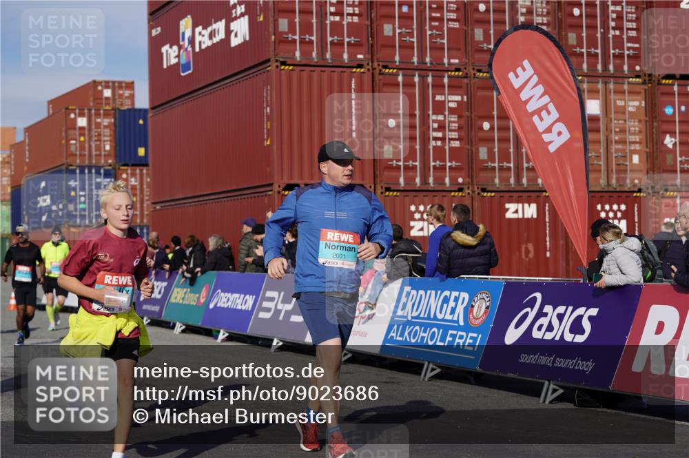 03.10.2025 - Köhlbrandbrückenlauf Michael Burmester http://msf.ph/oto/9023686 03.10.2025 10:26:06 Ziel 1904, 2001, 2676, 2681, 3151, 3447, 3555, 3586 meine-sportfotos.de