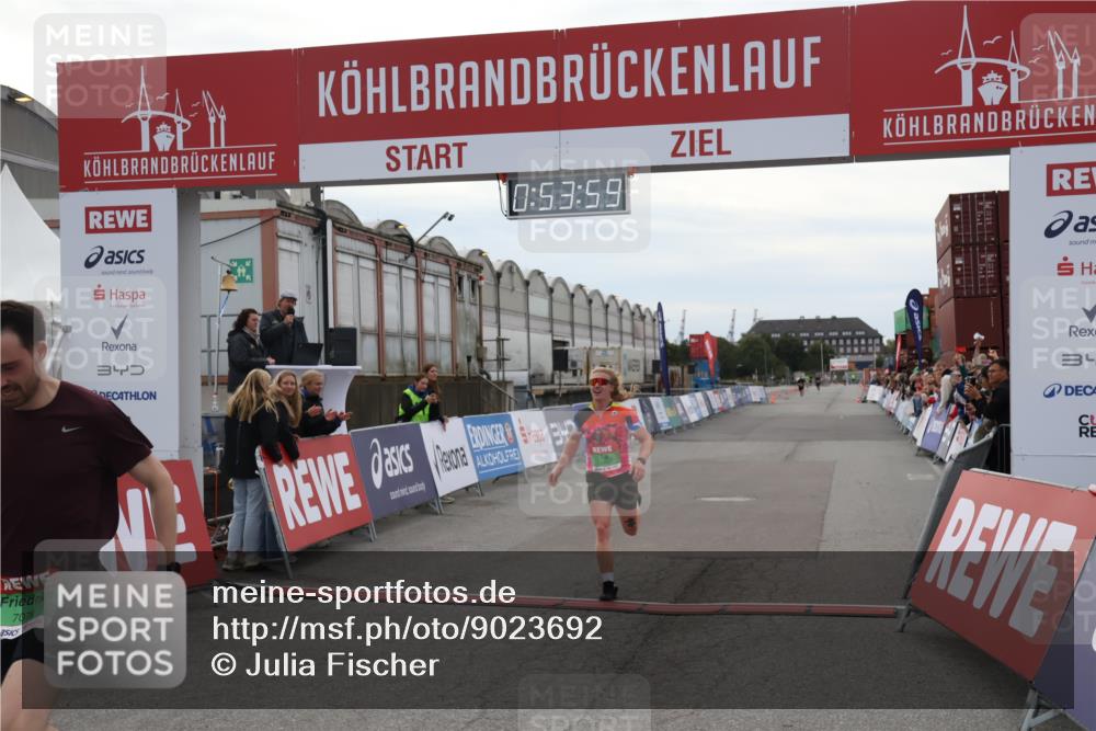 03.10.2025 - Köhlbrandbrückenlauf Julia Fischer http://msf.ph/oto/9023692 03.10.2025 15:53:59 Ziel 7074, 7181, 9268, 9322, 9718 meine-sportfotos.de