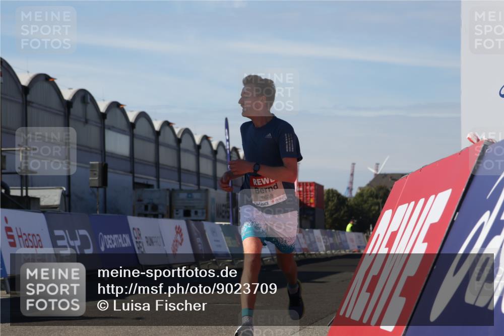 03.10.2025 - Köhlbrandbrückenlauf Luisa Fischer http://msf.ph/oto/9023709 03.10.2025 12:47:29 Ziel 6638 meine-sportfotos.de