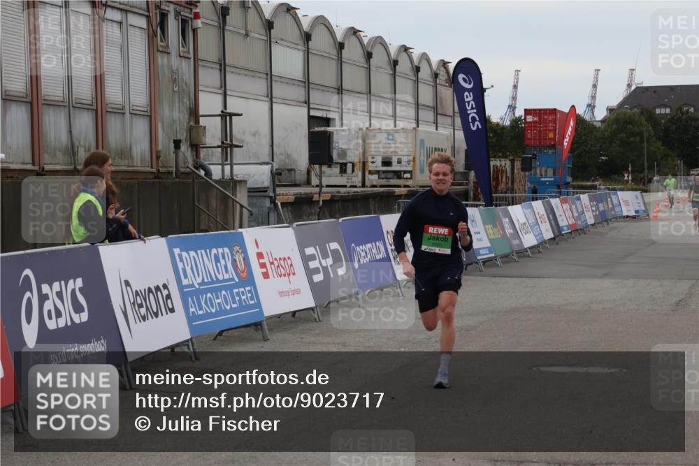 03.10.2025 - Köhlbrandbrückenlauf Julia Fischer http://msf.ph/oto/9023717 03.10.2025 15:54:14 Ziel 8920 meine-sportfotos.de