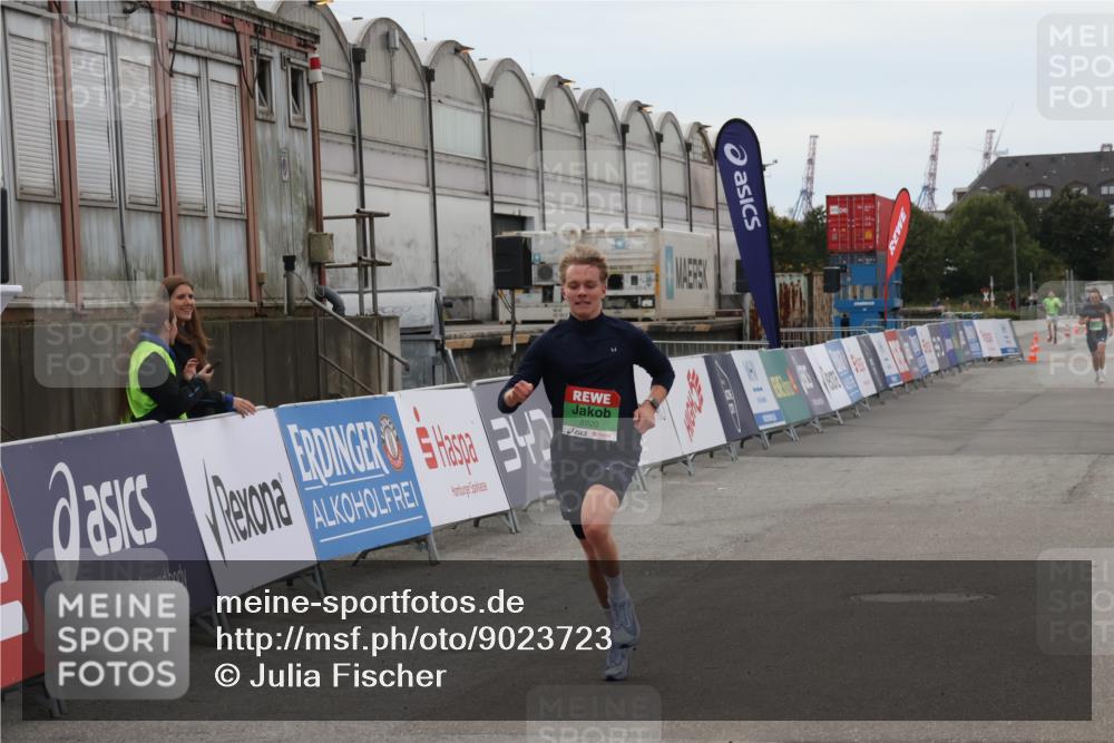 03.10.2025 - Köhlbrandbrückenlauf Julia Fischer http://msf.ph/oto/9023723 03.10.2025 15:54:15 Ziel 8920 meine-sportfotos.de