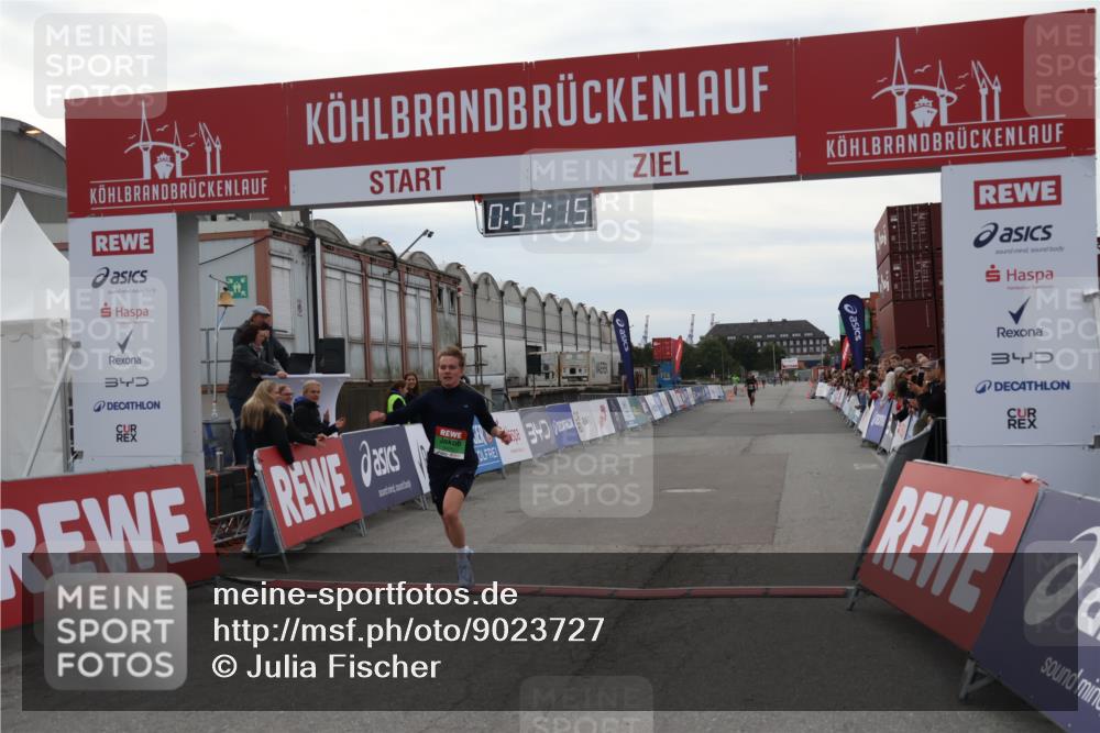 03.10.2025 - Köhlbrandbrückenlauf Julia Fischer http://msf.ph/oto/9023727 03.10.2025 15:54:15 Ziel 8920 meine-sportfotos.de