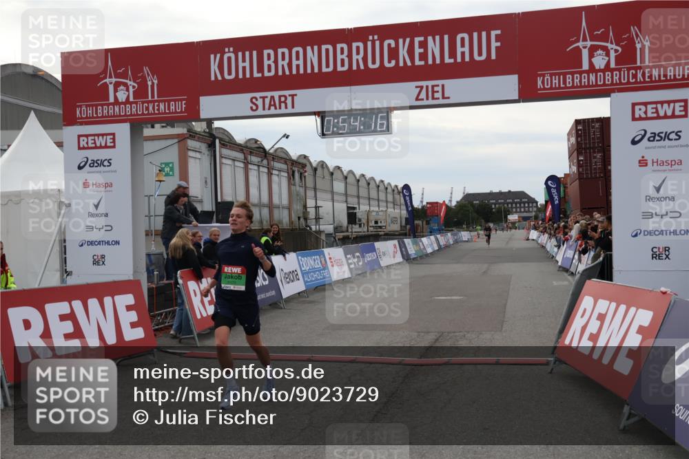 03.10.2025 - Köhlbrandbrückenlauf Julia Fischer http://msf.ph/oto/9023729 03.10.2025 15:54:16 Ziel 8920 meine-sportfotos.de