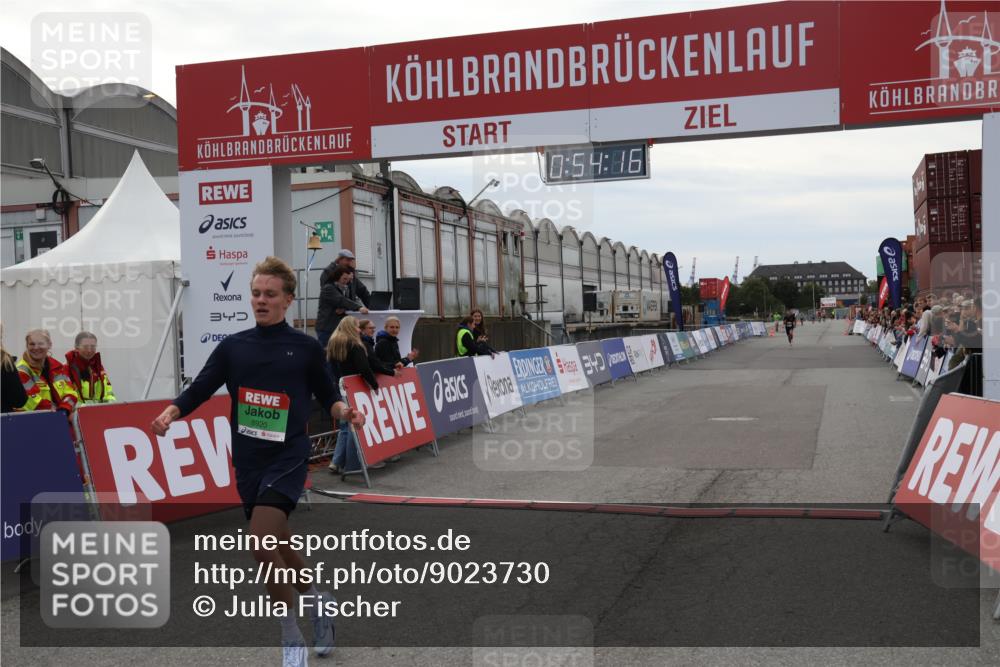 03.10.2025 - Köhlbrandbrückenlauf Julia Fischer http://msf.ph/oto/9023730 03.10.2025 15:54:16 Ziel 8920 meine-sportfotos.de