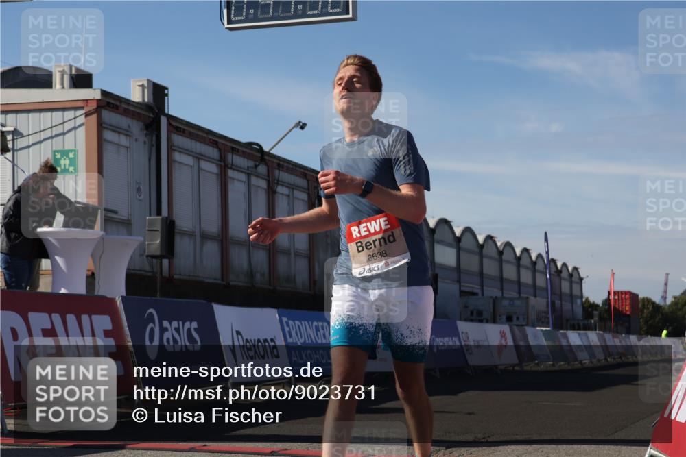 03.10.2025 - Köhlbrandbrückenlauf Luisa Fischer http://msf.ph/oto/9023731 03.10.2025 12:47:31 Ziel 6638 meine-sportfotos.de