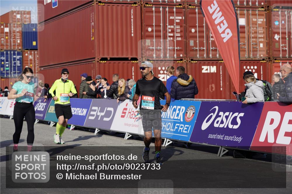 03.10.2025 - Köhlbrandbrückenlauf Michael Burmester http://msf.ph/oto/9023733 03.10.2025 10:26:09 Ziel 1904, 2284, 2676, 2681, 3149, 3447, 3555, 3586 meine-sportfotos.de