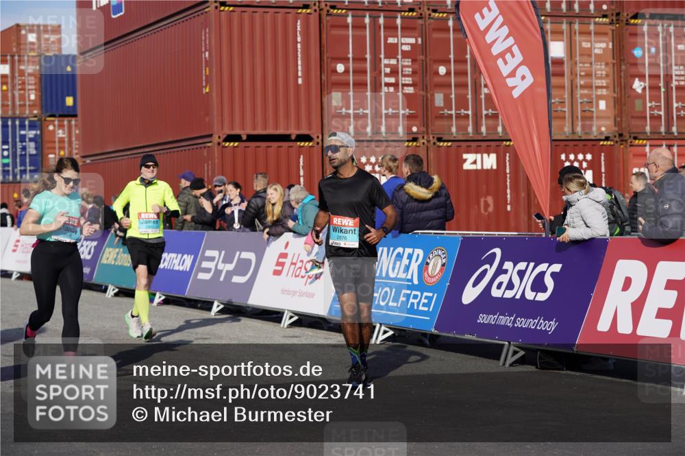 03.10.2025 - Köhlbrandbrückenlauf Michael Burmester http://msf.ph/oto/9023741 03.10.2025 10:26:10 Ziel 1904, 2284, 2676, 2681, 3149, 3447, 3555, 3586 meine-sportfotos.de