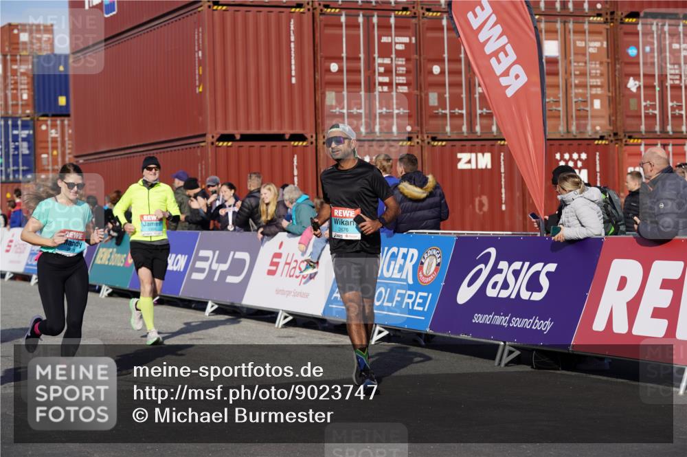 03.10.2025 - Köhlbrandbrückenlauf Michael Burmester http://msf.ph/oto/9023747 03.10.2025 10:26:10 Ziel 1904, 2284, 2676, 2681, 3149, 3447, 3555, 3586 meine-sportfotos.de