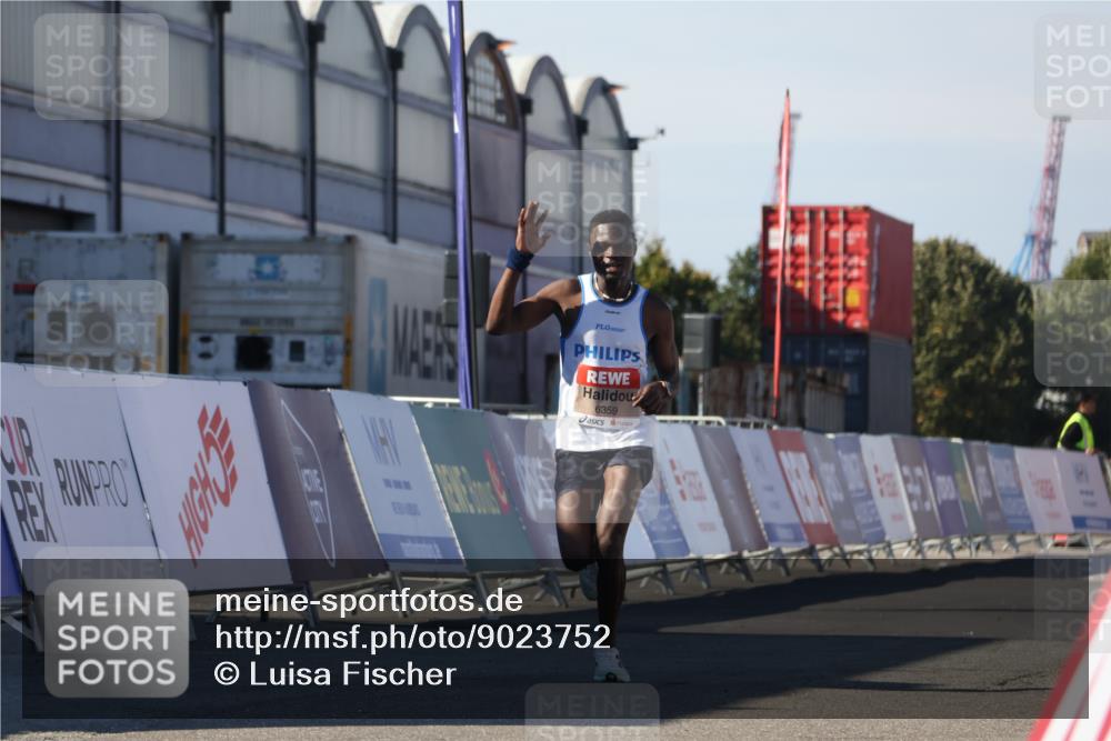03.10.2025 - Köhlbrandbrückenlauf Luisa Fischer http://msf.ph/oto/9023752 03.10.2025 12:48:24 Ziel 6359 meine-sportfotos.de