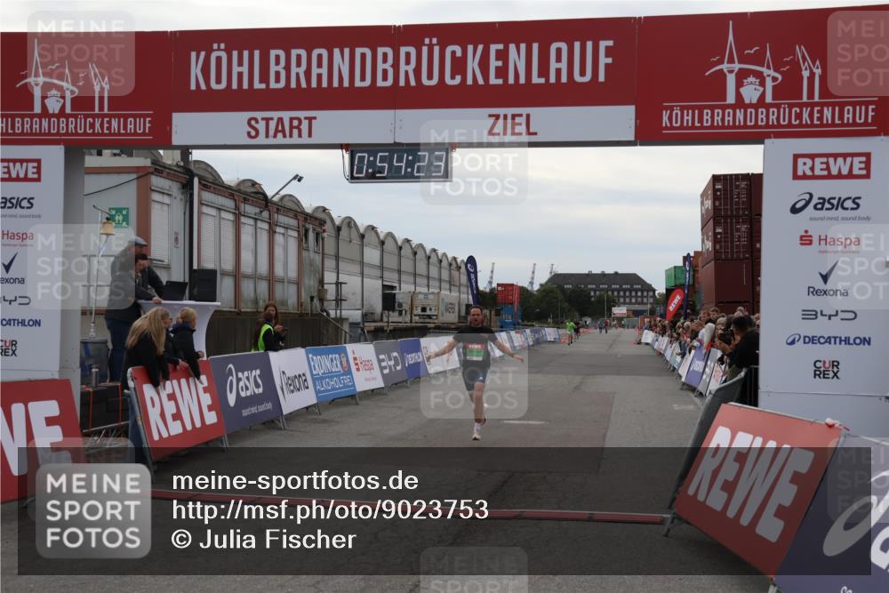 03.10.2025 - Köhlbrandbrückenlauf Julia Fischer http://msf.ph/oto/9023753 03.10.2025 15:54:23 Ziel 7123, 8920 meine-sportfotos.de