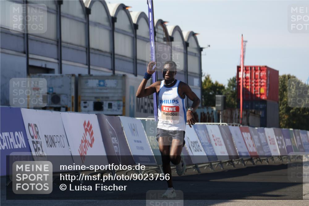 03.10.2025 - Köhlbrandbrückenlauf Luisa Fischer http://msf.ph/oto/9023756 03.10.2025 12:48:25 Ziel 6359 meine-sportfotos.de