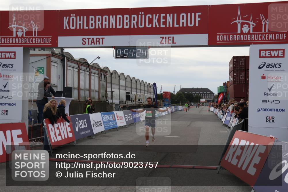 03.10.2025 - Köhlbrandbrückenlauf Julia Fischer http://msf.ph/oto/9023757 03.10.2025 15:54:24 Ziel 7123, 8920 meine-sportfotos.de